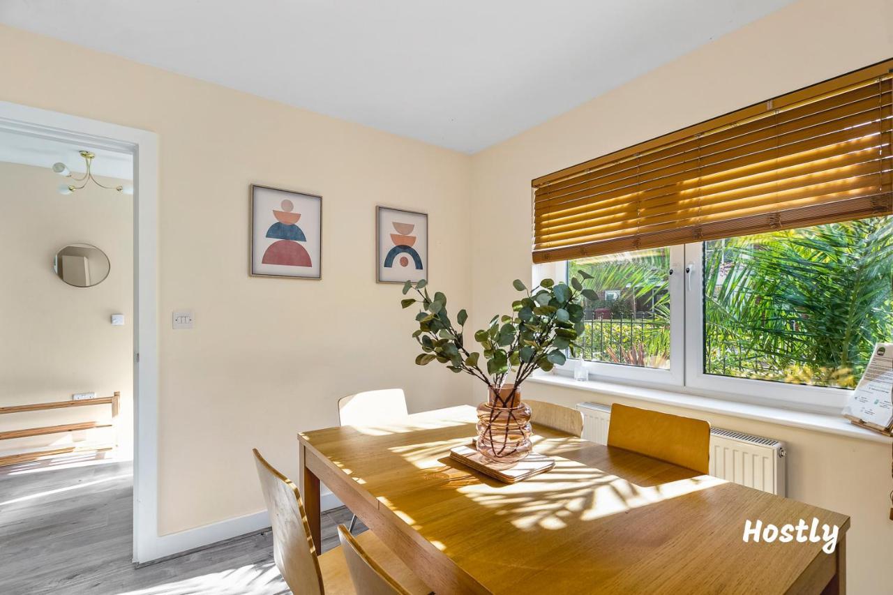 Puffin Way - Comfortable, Spacious House With Parking Reading