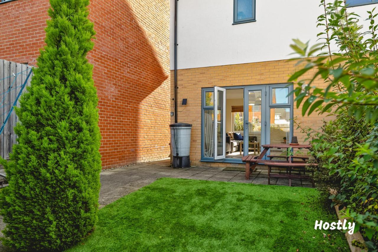 Puffin Way - Comfortable, Spacious House With Parking Reading