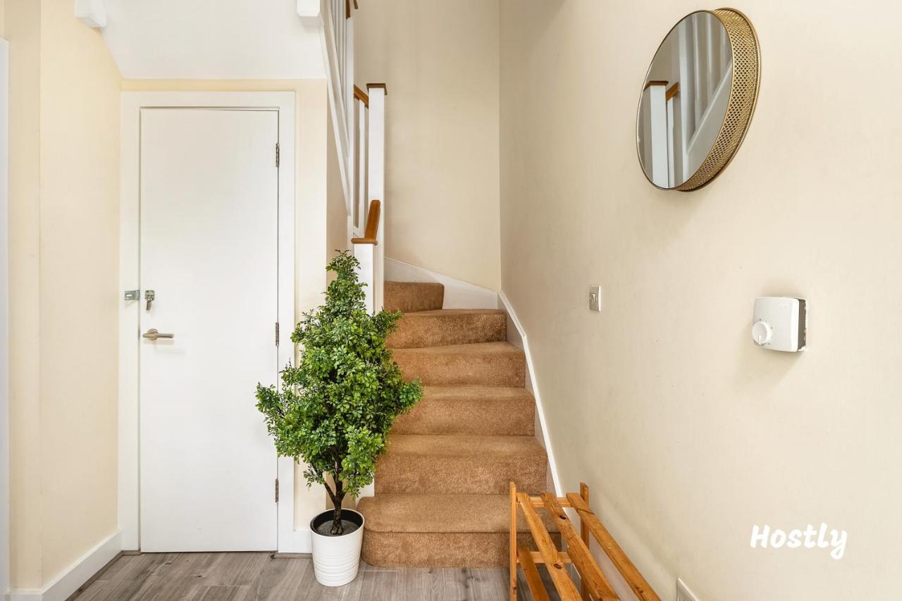 Puffin Way - Comfortable, Spacious House With Parking Reading